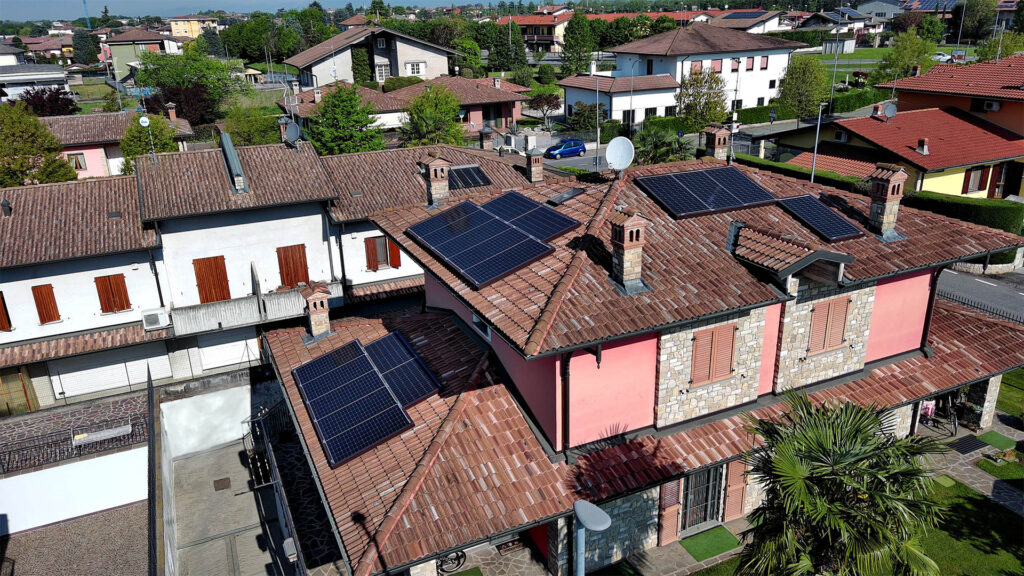 Una parte di due impianti fotovoltaici da 4,51 kW di SPL Energetica, installati su una villa bifamiliare a Palosco in provincia di Bergamo.