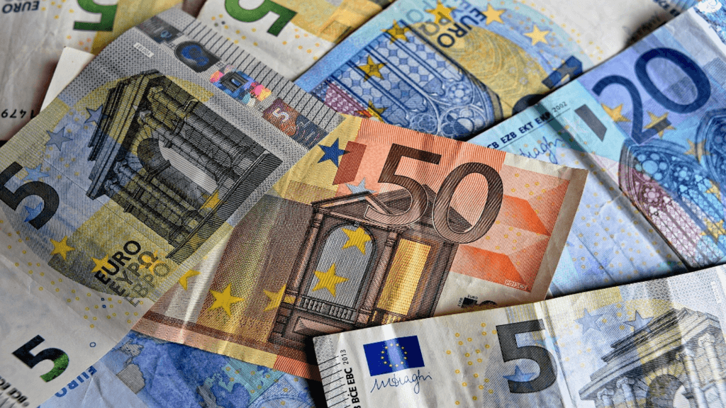 Banconote, in euro, di diversi tagli appoggiate su un tavolo