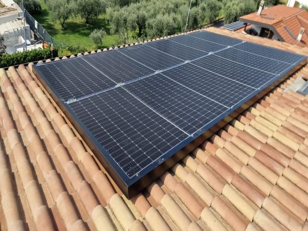 Impianto fotovoltaico semi-integrato SPL Energetica su villetta.