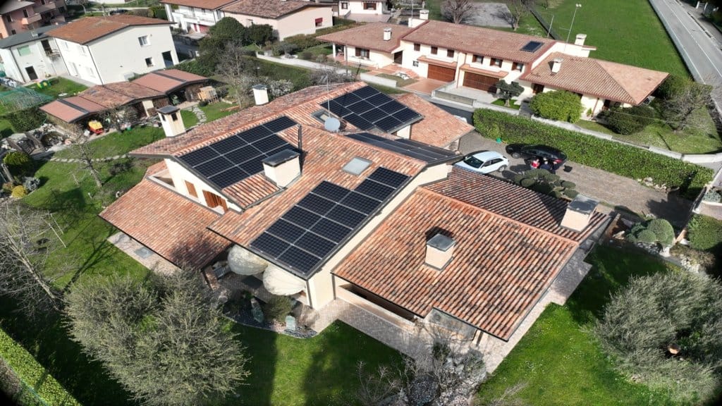 Impianto fotovoltaico realizzato da SPL Energetica su casa bifamiliare. 