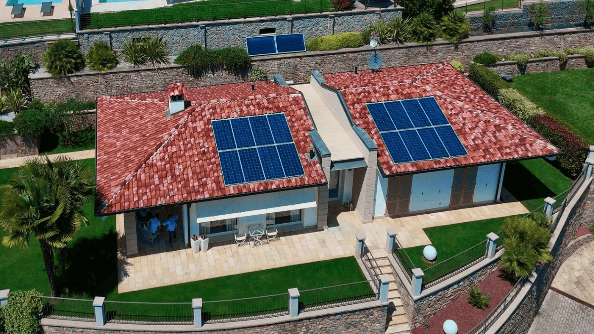 Impianto fotovoltaico da 4,8 kW installato da SPL Energetica su una villa.