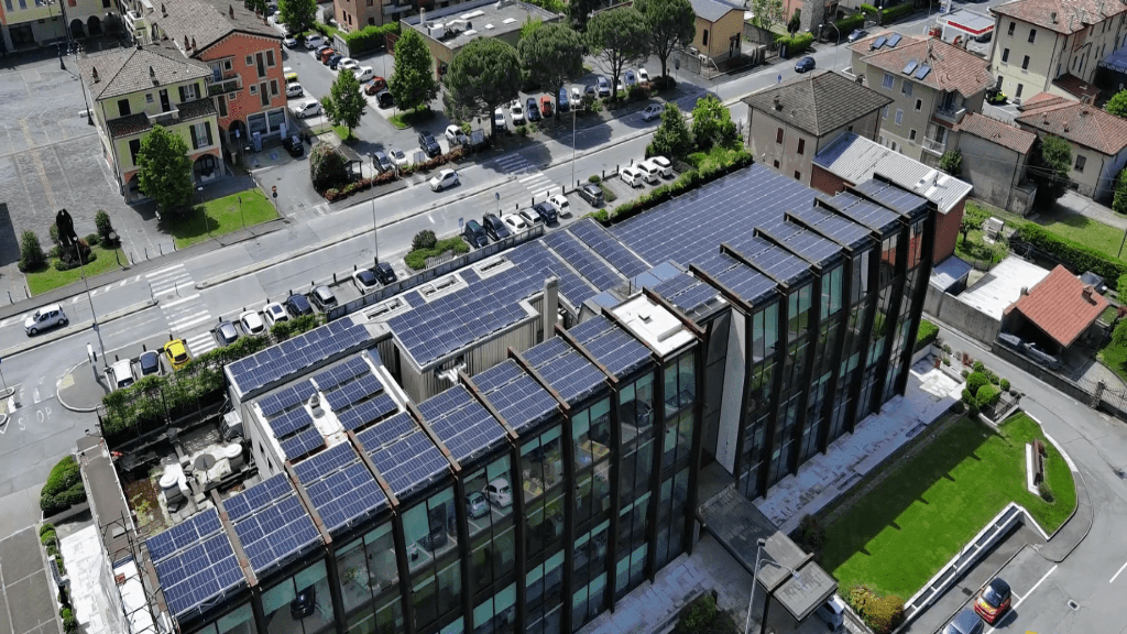 Impianto fotovoltaico aziendale installato sul tetto della banca bcc, in provincia di brescia, da 154 kwp