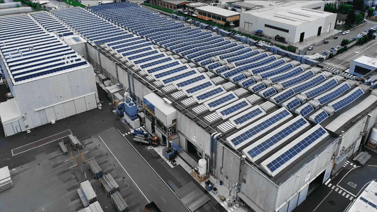 Impianto fotovoltaico aziendale installato sull'azienda Estral da 2 MWp.